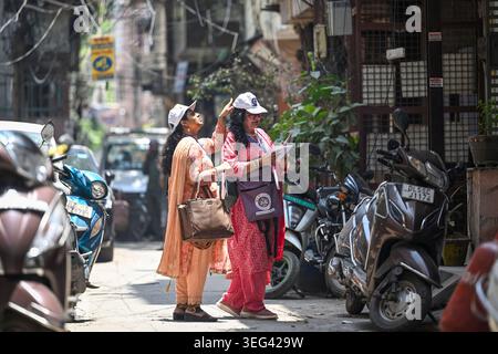 Nuova Delhi, India. 16 maggio 2026. NUOVA DELHI, INDIA - 16 MAGGIO: Gli insegnanti in servizio di censimento raccolgono i dati delle famiglie durante l'esercizio di censimento in corso in una località di Karol Bagh, il 16 maggio 2026 a nuova Delhi, India. (Foto di Sanchit Khanna/Hindustan Times/Sipa USA ) credito: SIPA USA/Alamy Live News Foto Stock