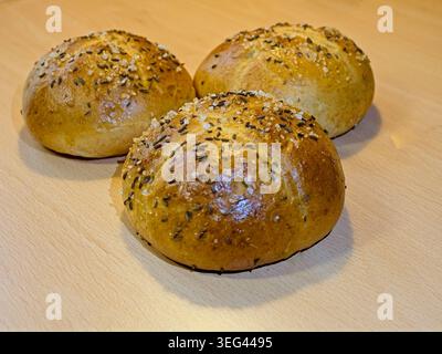 Pane e panini ancora caldi sul tavolo. Foto Stock