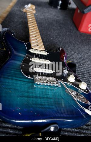 Blue Fender Stratocaster sul palco Foto Stock