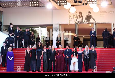 17 maggio 2026, Cannes, Costa azzurra, Francia: Sara-Jeanne Drillaud, Jehnny Beth, Raya Martigny, Sara Giraudeau, Alain Attal, Jeanne Herry, AdÃ¨le Exarchopoulos, Hugo Selignac, Mathilde Roehrich, HÃ©lÃ¨ne Alexandridis, Brigitte Sy e Anne Suarez sul Red carpet per la proiezione di GARANCE al 79° Festival annuale di Cannes al Palais des Festivals di Cannes, Francia (immagine di credito: © Mickael Chavet/ZUMA Press Wire) SOLO USO EDITORIALE! Non per USO commerciale! Foto Stock