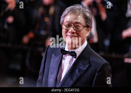 Cannes, Francia. 17 maggio 2026. Il regista sudcoreano Park Chan-wook partecipa al Red carpet di "Hope" al 79° Festival di Cannes. Credito: SOPA Images Limited/Alamy Live News Foto Stock