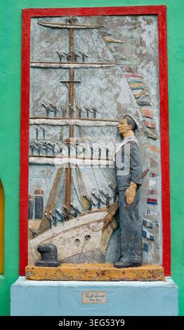 BUENOS AIRES, ARGENTINA - 10 MARZO 2024: Una scultura a bassorilievo di un marinaio intitolata Fragata Sarmiento di Angel Eusebio Ybarra Garcia su caminito stree Foto Stock
