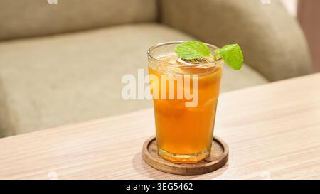 Tè freddo rinfrescante con limone e menta Foto Stock