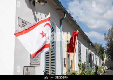 Nicosia, Cipro del Nord - 19 febbraio 2024: Bandiere turche di Cipro del Nord e Turchia che sventolano al vento a Samanbahce Foto Stock