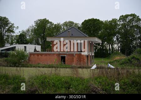 Costruzione di una casa familiare singola a due piani con tetto spiovente in palco con struttura a tetto aperto Foto Stock