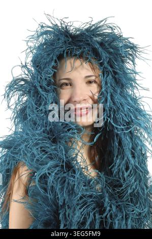 Bella donna con boa blu su sfondo bianco Foto Stock