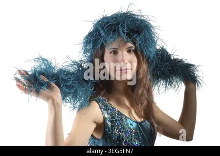 Bella donna con boa blu sulla testa su sfondo bianco Foto Stock