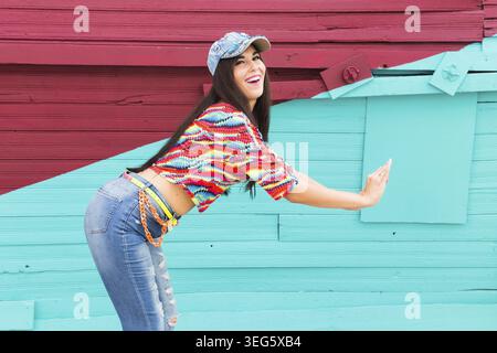 Danza Street shaabi e danza urbana concetto - allegro danza del ventre con musica arabica sulla strada Foto Stock