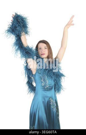 Bella donna con boa blu su sfondo bianco Foto Stock