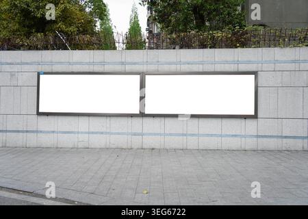 Due cartelloni pubblicitari vuoti sulla parete come poster mockup ed elemento di design Foto Stock