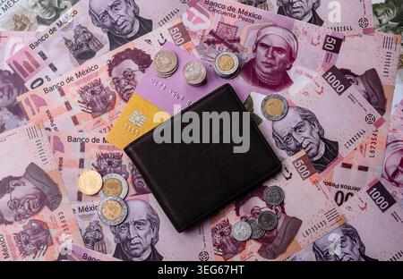 Messico, peso messicano, cartamoneta e monete, finanziamento e scambio di materie prime, commercio. Valuta messicana come sfondo per il tuo progetto Foto Stock