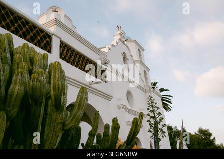 Chiesa bianca spagnola missionaria con piante desertiche Foto Stock