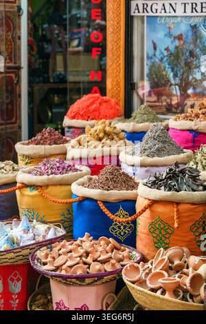 Spezie e merci colorate in un mercato marocchino a Marrakech Foto Stock