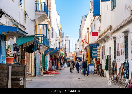 Un mercato di strada soleggiato in una città vecchia marocchina di Essaouira Foto Stock