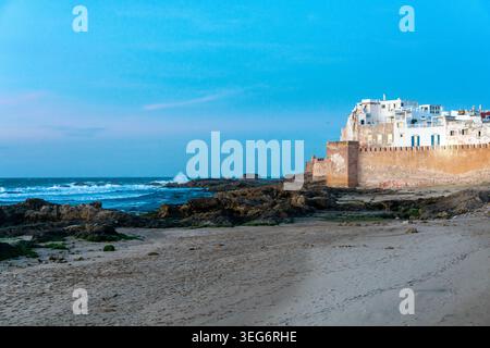 Mura fortificate di Essaouira in Marocco al crepuscolo Foto Stock