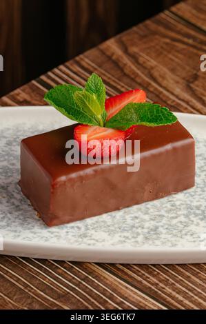 Mousse al cioccolato con fragole e guarnizione alla menta Foto Stock