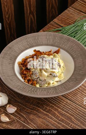 Fettuccine gourmet con cremosi funghi morel Foto Stock