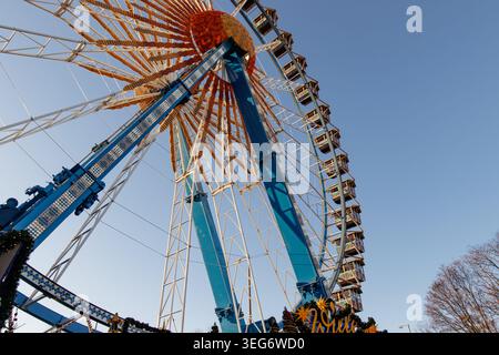 Ruota panoramica gigante contro un cielo blu brillante Foto Stock