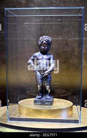 Bruxelles, Belgio. 18 maggio 2026. La statua originale di Manneken Pis, raffigurata durante il trasferimento della collezione di costumi di Manneken Pis, lunedì 18 maggio 2026, a Bruxelles. Circa 1200 abiti sono stati trasferiti dai depositi del Museo della città di Bruxelles-Broodhuis/ Maison du ROI, ai depositi del Museo della Moda e del Merletto. I costumi devono rimanere vicino alla fontana per garantire circa 200 condimenti annuali. BELGA PHOTO ERIC LALMAND credito: Belga News Agency/Alamy Live News Foto Stock