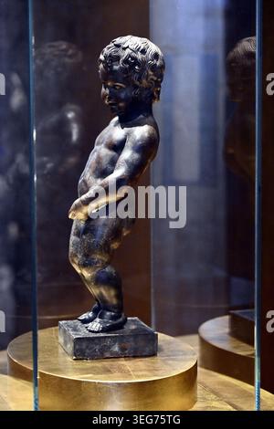 Bruxelles, Belgio. 18 maggio 2026. La statua originale di Manneken Pis, raffigurata durante il trasferimento della collezione di costumi di Manneken Pis, lunedì 18 maggio 2026, a Bruxelles. Circa 1200 abiti sono stati trasferiti dai depositi del Museo della città di Bruxelles-Broodhuis/ Maison du ROI, ai depositi del Museo della Moda e del Merletto. I costumi devono rimanere vicino alla fontana per garantire circa 200 condimenti annuali. BELGA PHOTO ERIC LALMAND credito: Belga News Agency/Alamy Live News Foto Stock