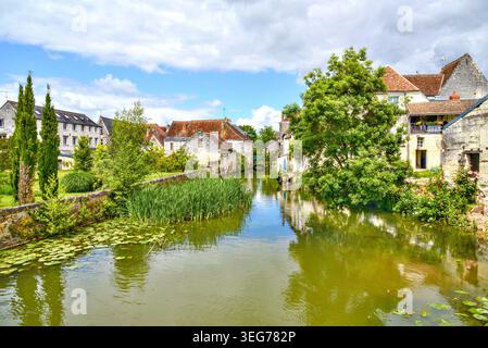 Case su entrambe le sponde del fiume Indre che attraversano Beaulieu-les-Loches, Indre-et-Loire (37), Francia. Foto Stock