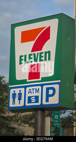 Taipei, Taiwan 2026 18 maggio 7-Eleven cartello all'aperto con i servizi igienici, bancomat e simboli di parcheggio a Taiwan Foto Stock