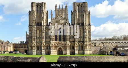 Elevazione frontale della cattedrale di Wells e Cathedral Green, Wells, Somerset, Inghilterra, Gran Bretagna, REGNO UNITO Foto Stock
