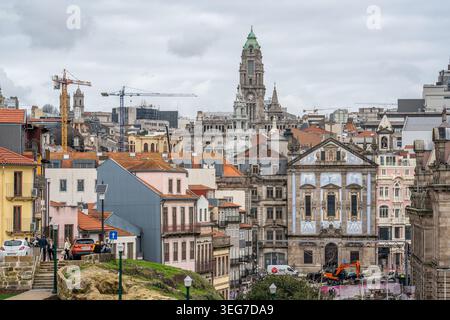 Vista panoramica di Porto, Portogallo, che mostra l'architettura storica a strati, una chiesa piastrellata di azulejo, la torre del municipio, i tetti colorati e la costruzione urbana Foto Stock