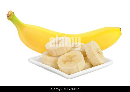 banane intere e tagliate a fette in un recipiente in ceramica isolato su sfondo bianco Foto Stock