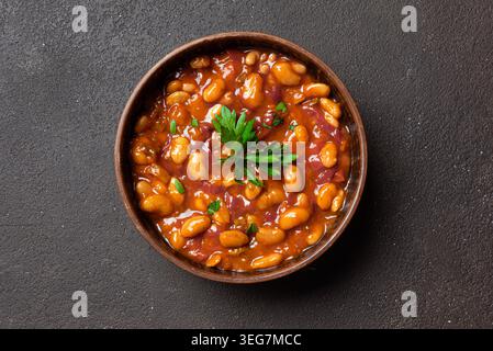 Fagioli di peperoncino. Stufato di fagioli bianchi. Barbunya pilaki turco. Vaso di fagioli cotti in salsa di pomodoro, vista dall'alto. Foto Stock