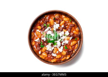 Fagioli greci al forno con feta ed erbe isolate su sfondo bianco, vista dall'alto, elemento di design. Pasto proteico in stile mediterraneo - Gigantes Plaki Foto Stock