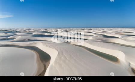 Vista aerea delle dune di sabbia bianca e delle lagune d'acqua dolce nel parco nazionale Lencois Maranhenses, Brasile Foto Stock