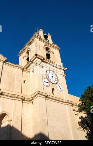 Vista esterna della concattedrale di San Giovanni con la sua facciata in pietra calcarea, il campanile, l'orologio e il portico d'ingresso a la Valletta, regione sud-orientale, Malta, Foto Stock