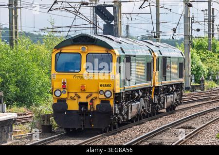 Due locomotive diesel freightliner classe 66 in una mossa di posizionamento sulla West Coast Main line a Warrington. Foto Stock