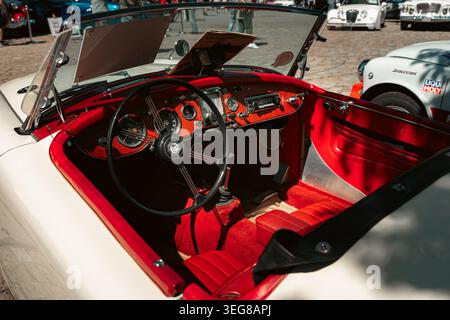 Berlino, Germania - 2 maggio 2026. Interni rossi di una classica mostruosa MG con volante, cruscotto, sedili e cabina convertibile aperta in esterni Foto Stock