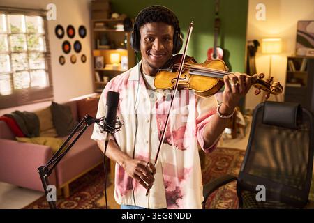 Ritratto del giovane Nero che esegue il violino per il Branding audio Foto Stock