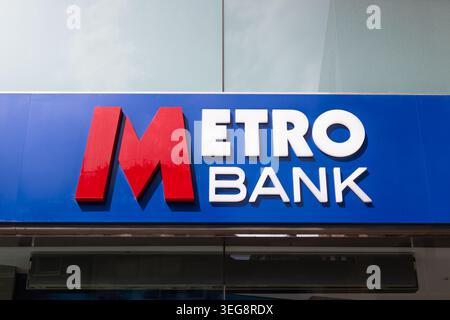 Segnaletica esterna della metro Bank su una diramazione della strada principale. Londra, Regno Unito, 17 agosto 2024 Foto Stock