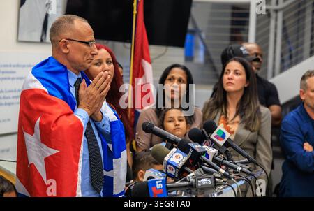 Il leader dissidente cubano José Daniel Ferrer parla ai giornalisti con sua moglie, suo figlio e i suoi parenti durante una conferenza stampa presso la Fondazione Nazionale americana cubana a Little Havana lunedì 13 ottobre 2025, dopo essere arrivato a Miami. Il governo cubano liberò Ferrer dalla prigione e mandò lui e la sua famiglia in esilio negli Stati Uniti. (Foto di Pedro Portal/Miami Herald/TNS/Sipa USA) Foto Stock