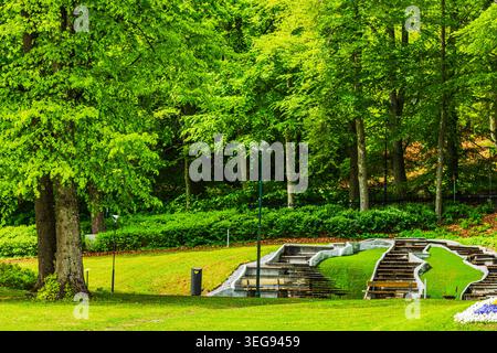 Splendida vista del parco verde con alberi e fontane decorative a cascata. Svezia. Uppsala. Foto Stock