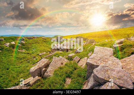 tramonto sul paesaggio montuoso durante l'estate. massi e formazioni rocciose circondano colline erbose. immagine di un altopiano intatto. leadershi Foto Stock