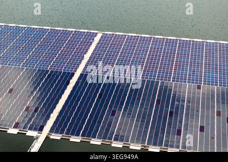 Vista dall'alto dell'impianto fotovoltaico galleggiante con molte file di pannelli solari per la produzione di energia elettrica pulita. Concetto di rinnovabile Foto Stock