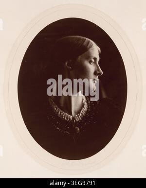 Ritratto della signora Herbert Duckworth, aprile 1867, di Julia Margaret Cameron. Uno studio fotografico di Julia Jackson, nipote di Cameron, è stato catturato poco dopo il suo matrimonio con Herbert Duckworth. L'immagine riflette lo stile caratteristico di Cameron, enfatizzando la profondità emotiva, la luce naturale e la presenza espressiva rispetto alla precisione tecnica. Lo sguardo composto ma introspettivo di Jackson trasmette sia maturità che forza interiore, caratteristica dei ritratti più celebri di Cameron di donne vittoriane. Foto Stock