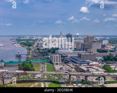 Una fotografia aerea del centro di Baton Rouge, Louisiana, che guarda a valle lungo il fiume Mississippi, mostrando l'autostrada sopraelevata e la ferrovia Foto Stock