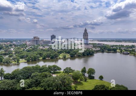 Un'ampia fotografia aerea con drone della zona del lago City Park di Baton Rouge, Louisiana, che mostra il litorale curvo del lago e i dintorni del parco verde Foto Stock