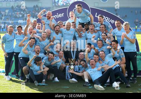 Foto del file datata 12/05/2019 di Pep Guardiola che celebra la vittoria della Premier League 2018/19 con il suo staff di backroom e coaching . Il Manchester City non commenta un nuovo rapporto secondo cui il manager Pep Guardiola si ritirerà alla fine della stagione. Data di pubblicazione: Lunedì 18 maggio 2026. Foto Stock
