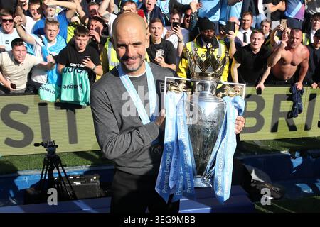Foto del file datata 12/05/2019 di Pep Guardiola con il trofeo Premier League 2018/19. Il Manchester City non commenta un nuovo rapporto secondo cui il manager Pep Guardiola si ritirerà alla fine della stagione. Data di pubblicazione: Lunedì 18 maggio 2026. Foto Stock