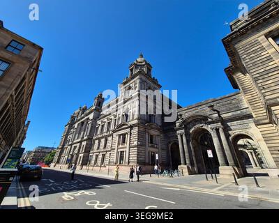 Vecchi edifici in pietra in una strada di Glasgow, Scozia. Glasgow City Chambers Building, Glasgow, Scozia Foto Stock