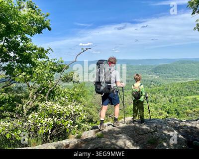 Padre e figlio che guardano a nord-est dalla cima di Lion's Head sull'Appalachian Trail nel Connecticut Foto Stock