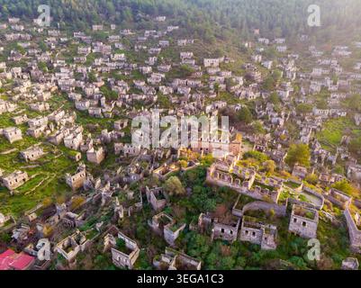 Veduta aerea dell'antico villaggio greco abbandonato di Kayakoy, Turchia Foto Stock