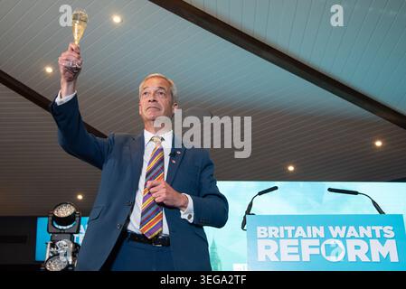 Nigel Farage, leader del Reform UK, parla al Chelmsford Race Track dopo aver ottenuto grandi vittorie elettorali locali per il suo partito. Credito: Will Colebourne Foto Stock